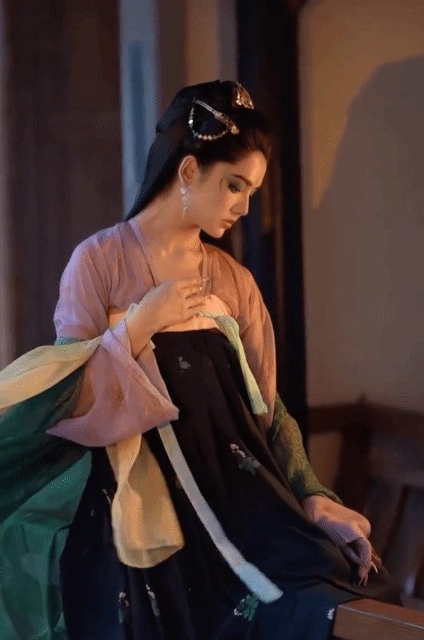 《黑神话》二妹和萍萍女演员COS的照片、妆容和服装都恢复得很好
