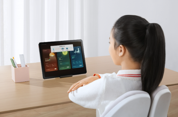 5岁男孩早教每天看学习机6小时，导致近视1000度
