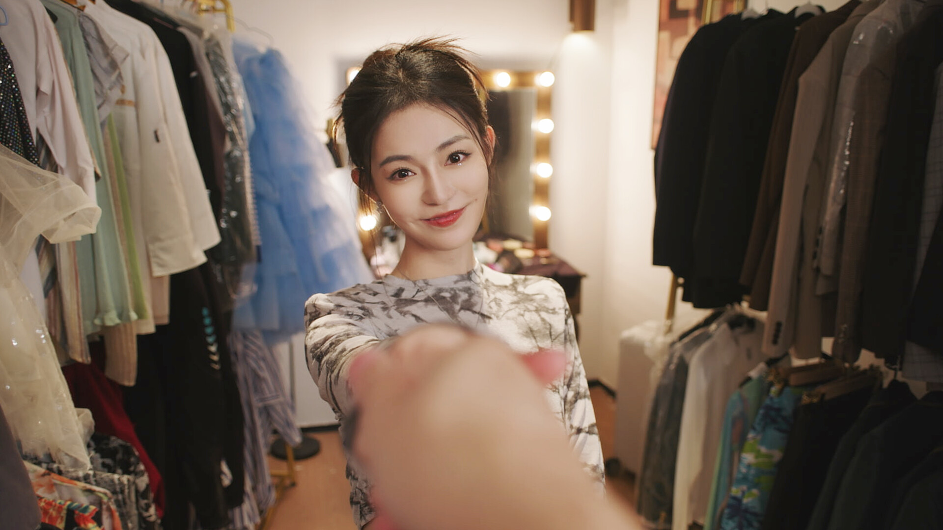 国产电影游戏《开局五个亿》今日在Steam开售，特别点赞
