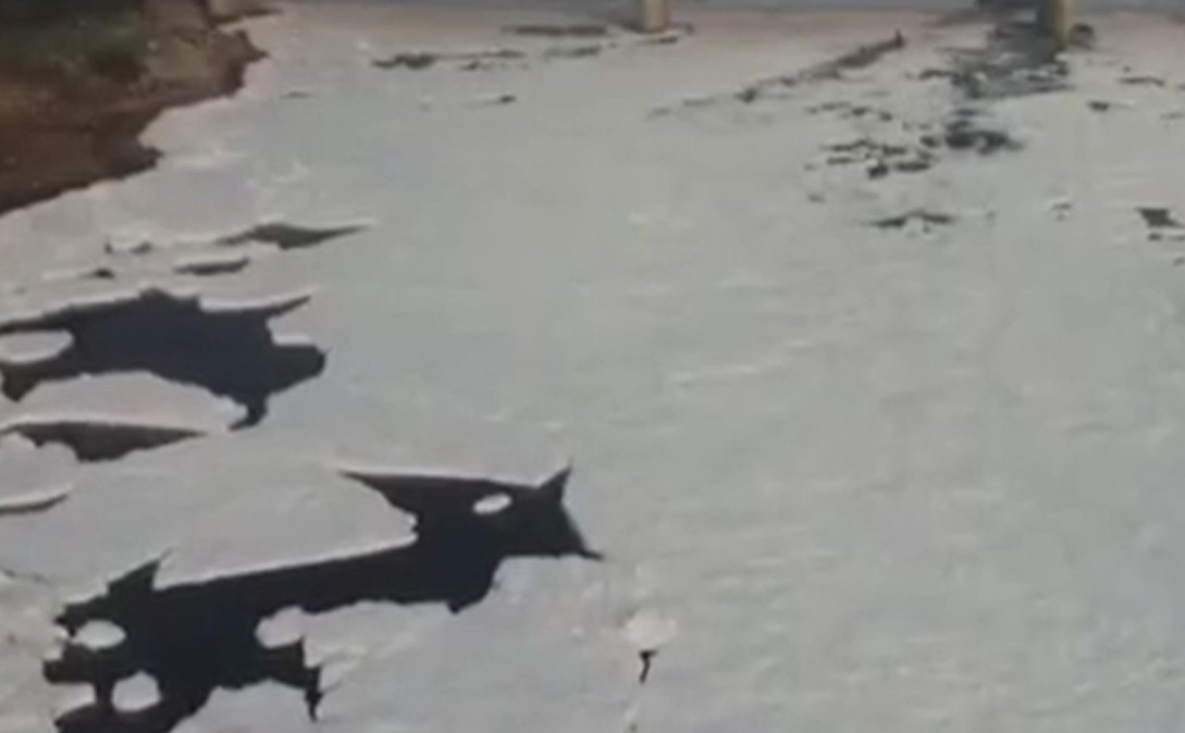 印度首都河流上漂浮大量有毒泡沫：一目了然
