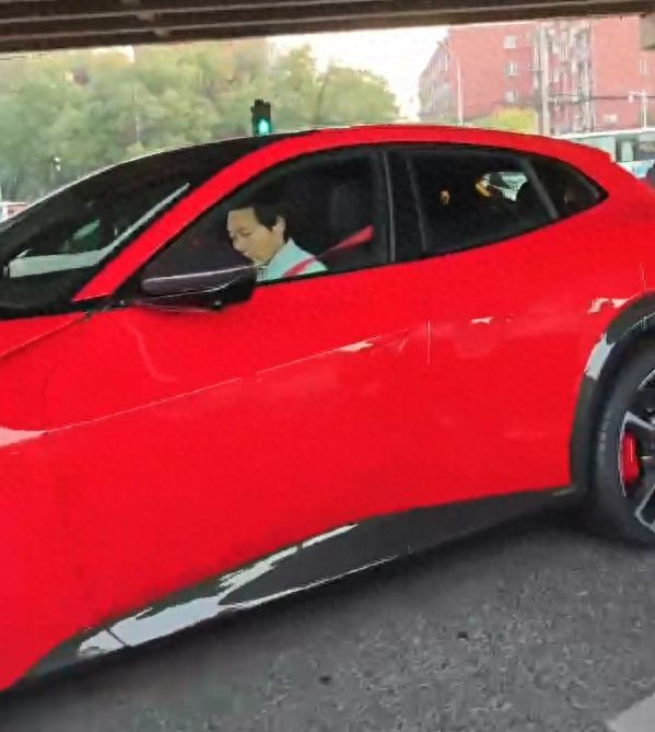 雷军被拍到驾驶法拉利SUV出街。网友：更期待“法拉米”
