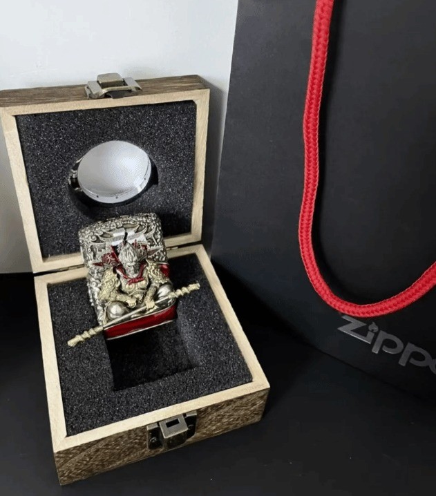 《黑神话：悟空》主题打火机小巧精致、细节丰富
