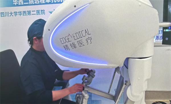 全国首例远程双臂单孔机器人手术在拉萨成功完成

