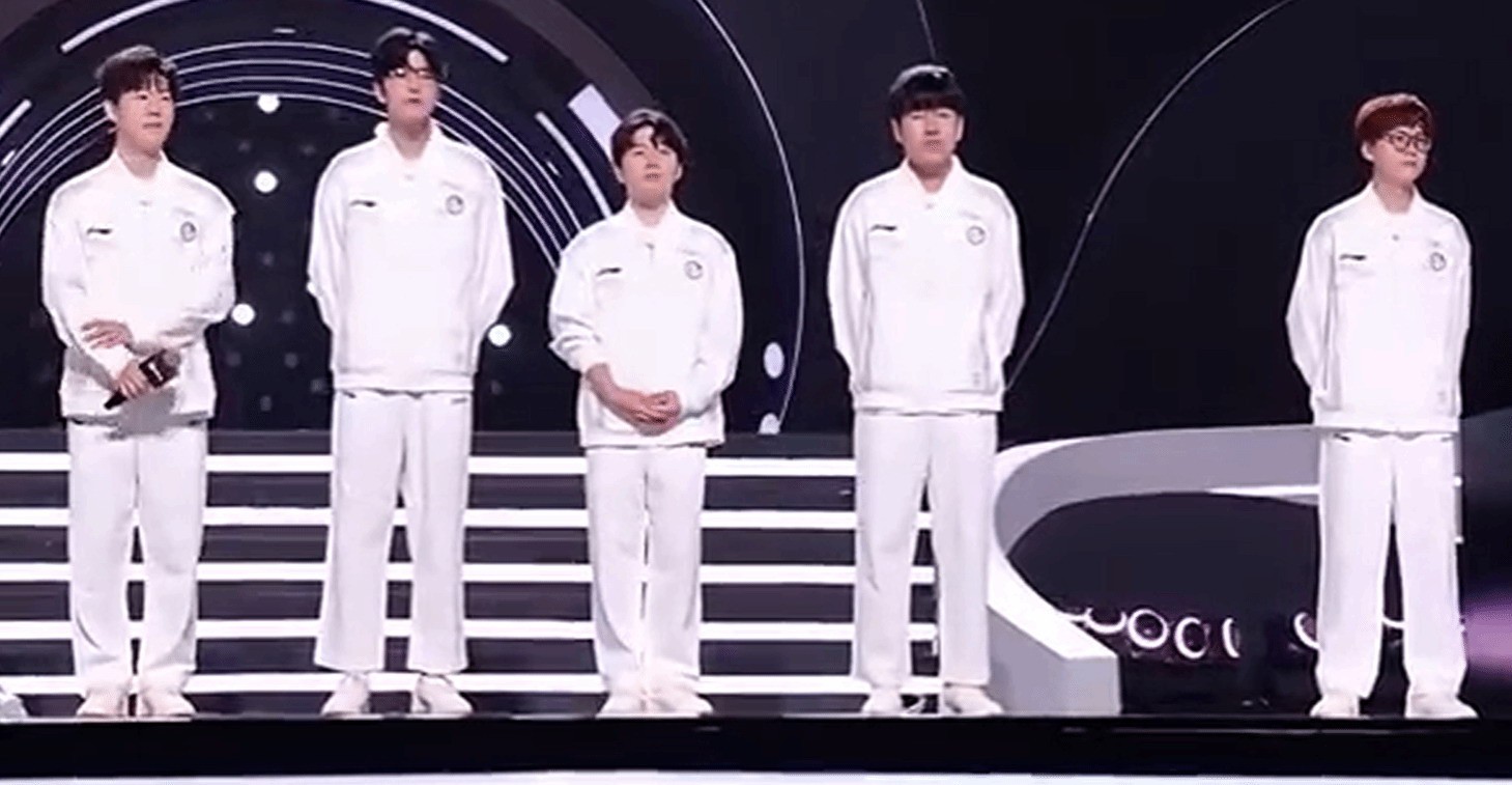 《英雄联盟》罗欣穿着新IG制服的样子真是可爱又漂亮
