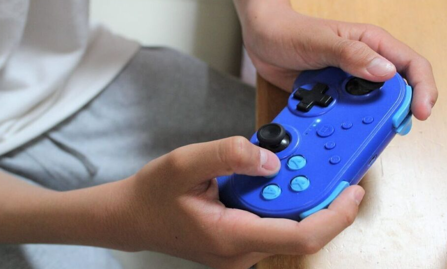 孩子们晚上沉迷于游戏，白天小睡。心理学家谈论如何治疗他们
