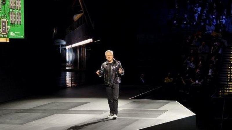 黄仁勋：英伟达想把人工智能放在PC上！但Win系统并不完美
