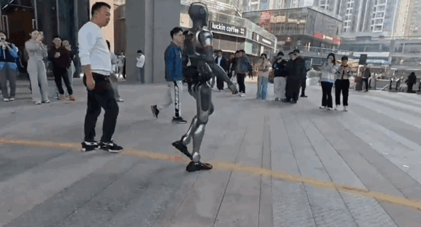 国产人形机器人沿街行走引发热议，预计最终售价15万元
