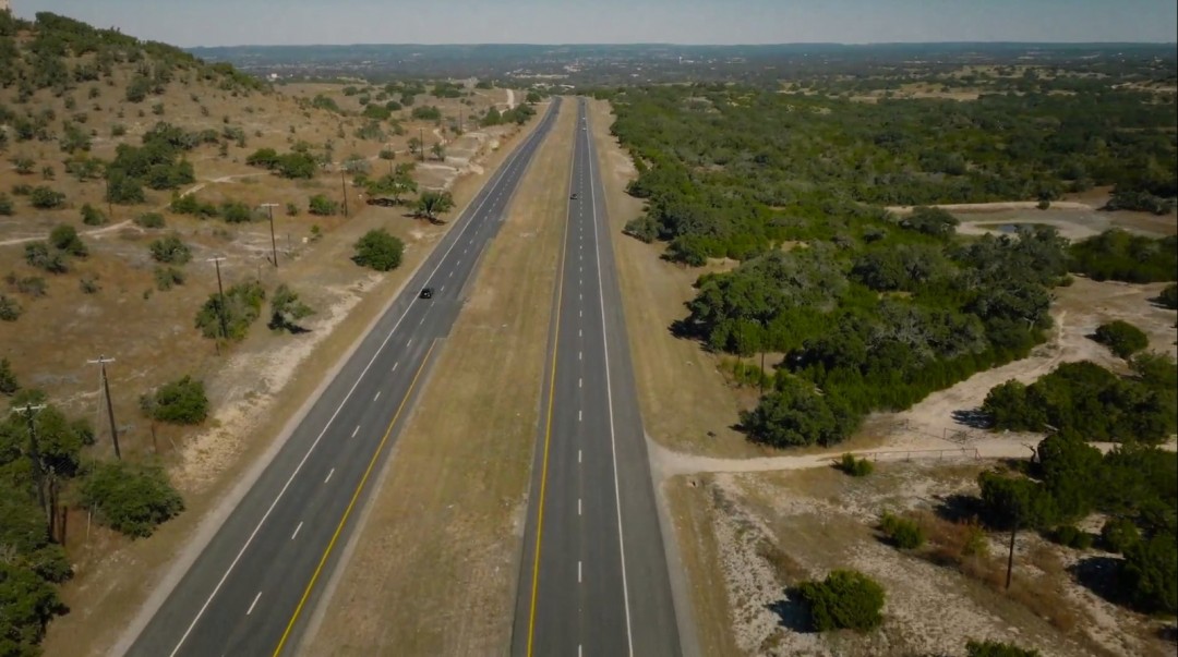 《真探》男主角马修·麦康纳和伍迪·哈里森重聚，为德克萨斯州拍摄广告
