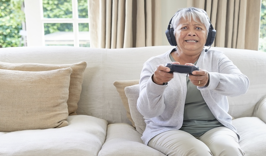 英国老太太停下来扫了码，不想被游戏氪取代
