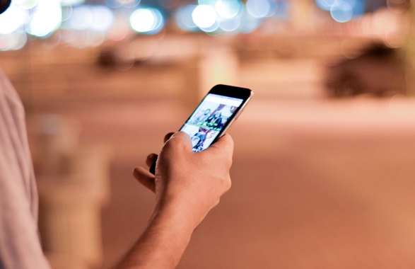 小伙子愤怒砸碎女友iPhone留下犯罪记录，网友讨论双方都输了
