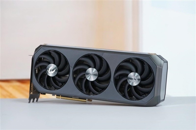 销售图形卡的方式不同：我不会把RTX5090/5080送给黄牛！
