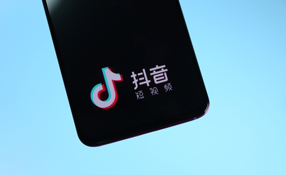 抖音1月份发布585部内容低俗、拜金的非法微剧
