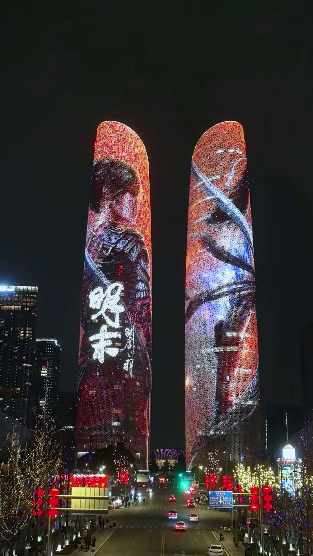 《明末：渊虚之羽》创意广告闪耀成都双子塔
