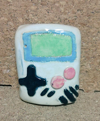 喜欢复古游戏玩家曝光儿子的意想不到的礼物。陶瓷版GB掌机精致生动
