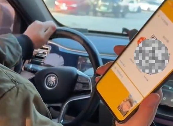 女子上网取车要求加快收费。官方回应被罚款2,000元并吊销证书
