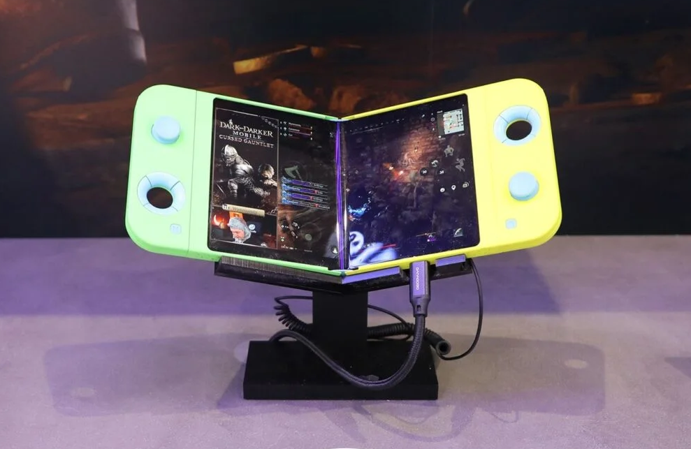 三星展示了类似于折叠Switch的炫酷折叠屏掌上游戏机设计
