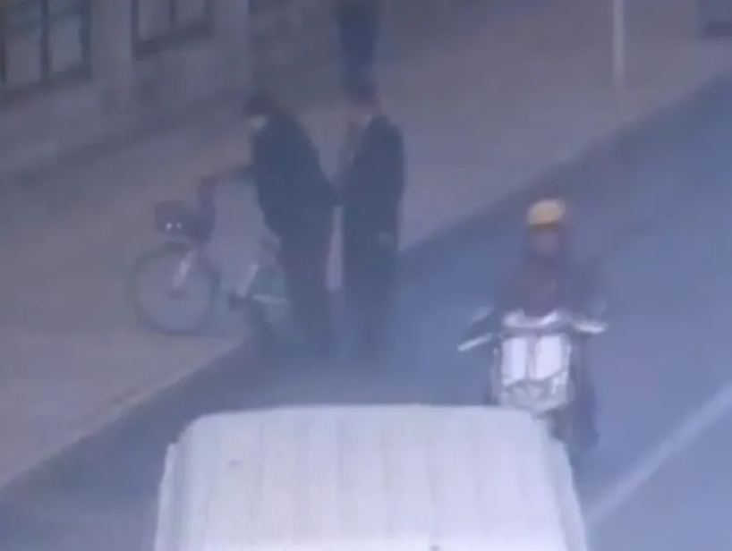 男子骑共享单车碰瓷，诈骗25人4.6万元：获刑1年
