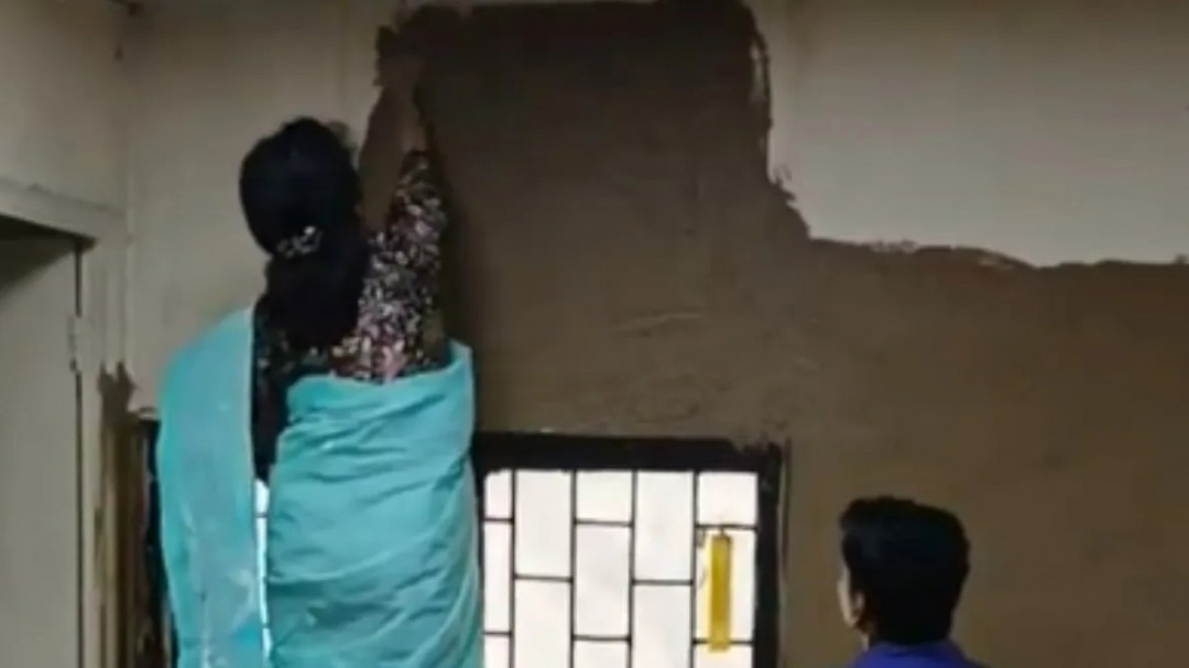 印度大学用牛粪粉刷墙壁降温，校长强烈支持：这是科学！
