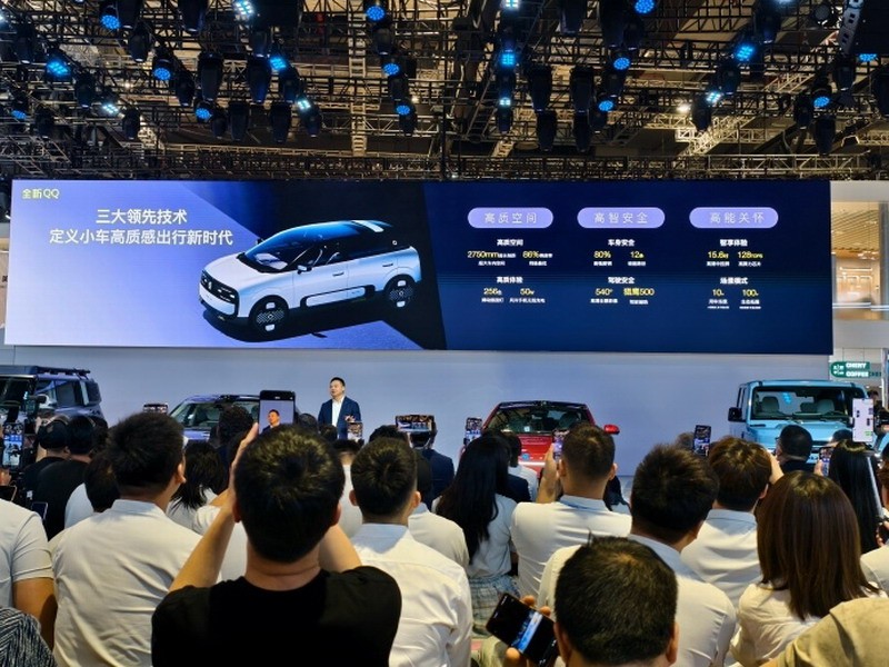 国家神奇战车复活了！全新奇瑞QQ亮相上海车展，科技感爆棚
