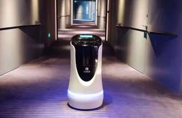 科技公司酒店机器人三年亏损8亿，但实际上无法节省人力成本
