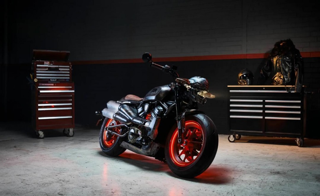 《毁灭战士：黑暗时代》与哈雷合作推出联合机车
