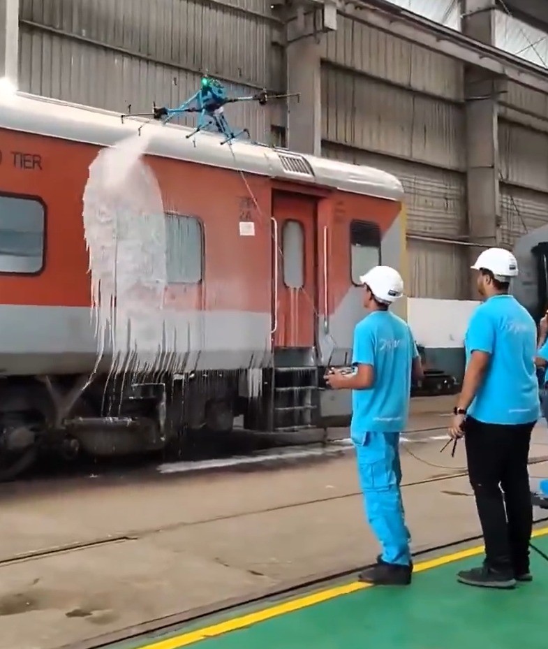 印度媒体播放无人机清洗火车的画面，他们感到困惑，没有人观看。网友：你在中国见过吗？
