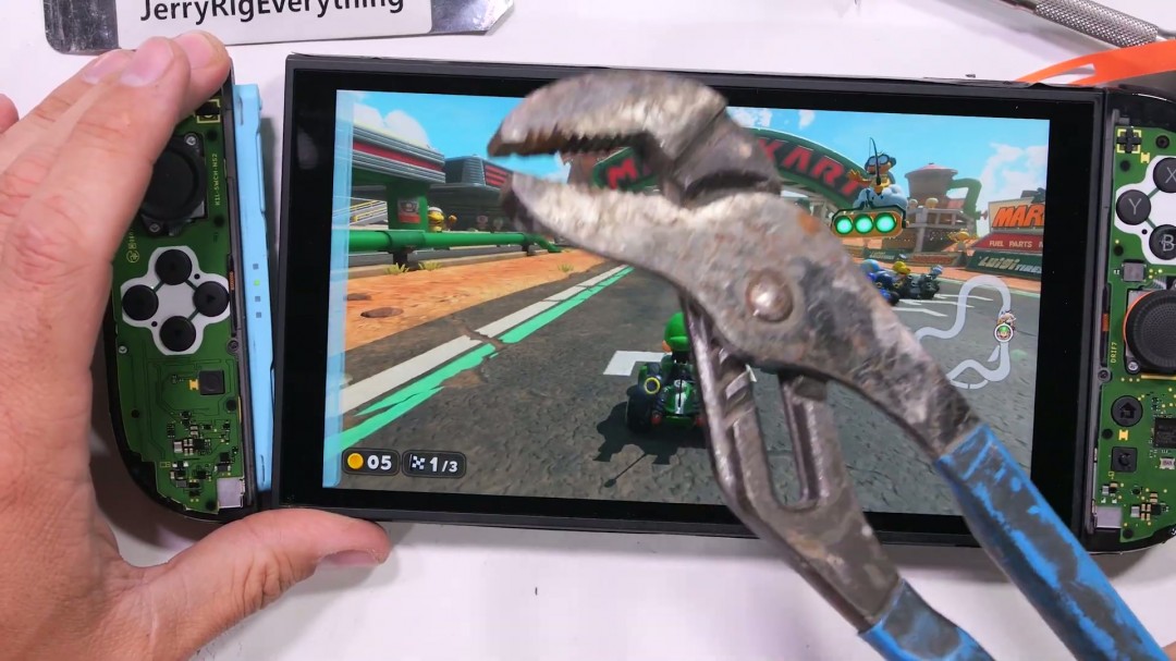 屏幕很容易被砸碎！Switch2被锤子敲击50次后仍正常播放
