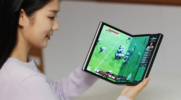 三星三折叠屏手机今年首次亮相，Android历史上首款
