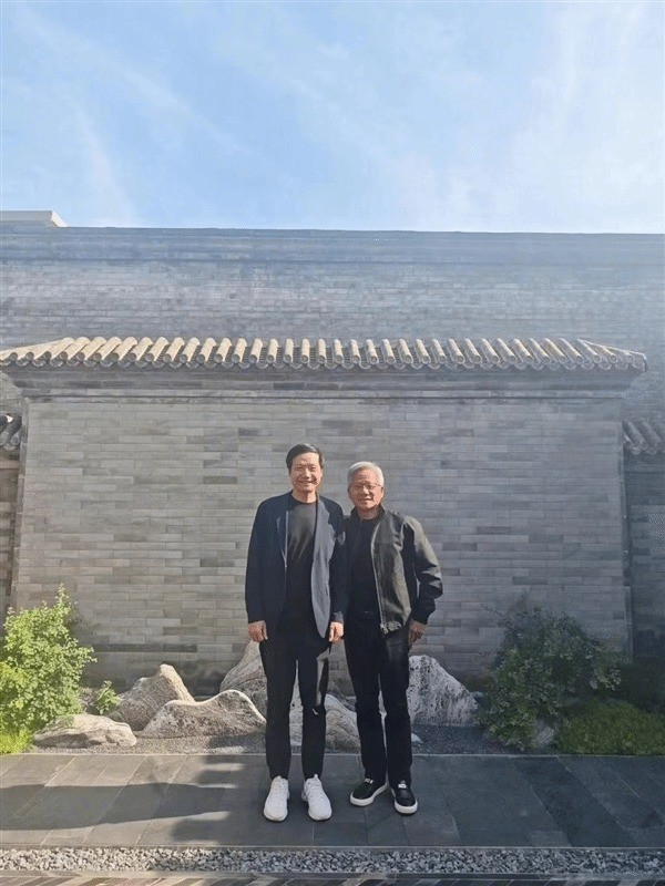 黄仁勋：在美国买不到小米电车是美国的不幸
